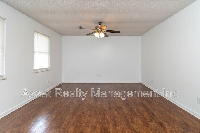 Foto del edificio - 2821 Vicksburg Ln