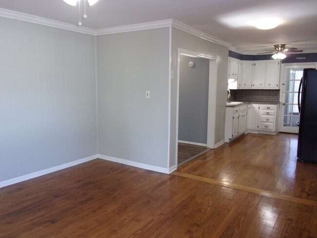 Foto del edificio - Recently Renovated 3 Bedroom 1 1/2 Bath Ho...