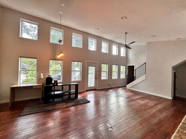Building Photo - AVAILABLE NOW: 3 BD / 3 BA in North Campus