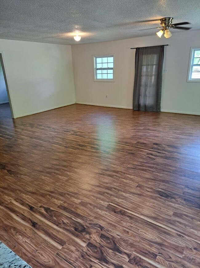 Building Photo - Spacious Remodeled 2 Bedroom Close To Ashe...