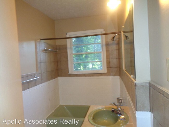 Building Photo - 3 br, 1.5 bath House - 1966 Rogers Ave