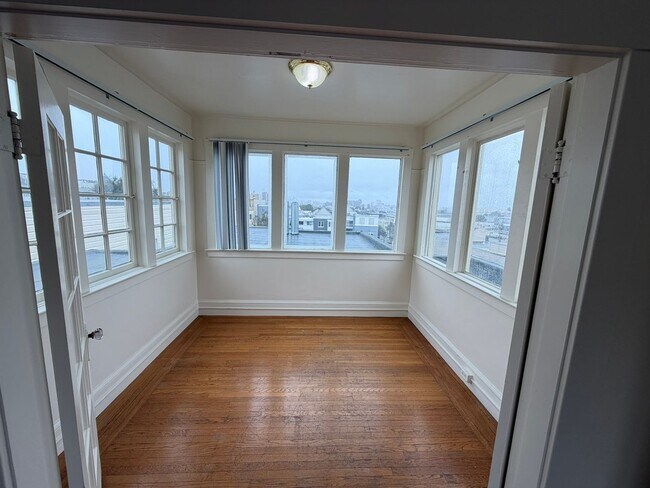 Foto del edificio - Cool Pad Near USF with Fantastic City Views**