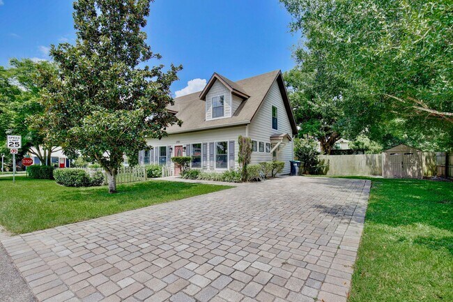 Building Photo - Lovely 3/2.5 Spacious Home with a Large Backyard in an Unbeatable Location near Downtown Orlando!