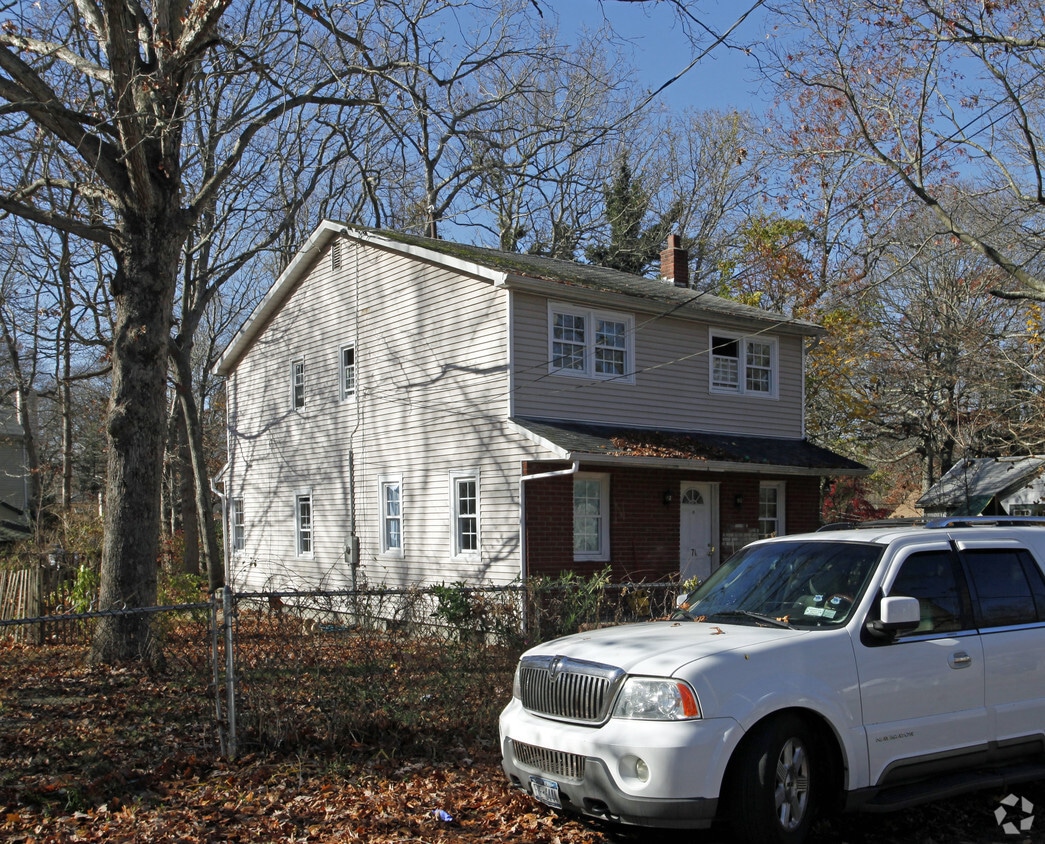 Building Photo - 172 Longfellow Dr