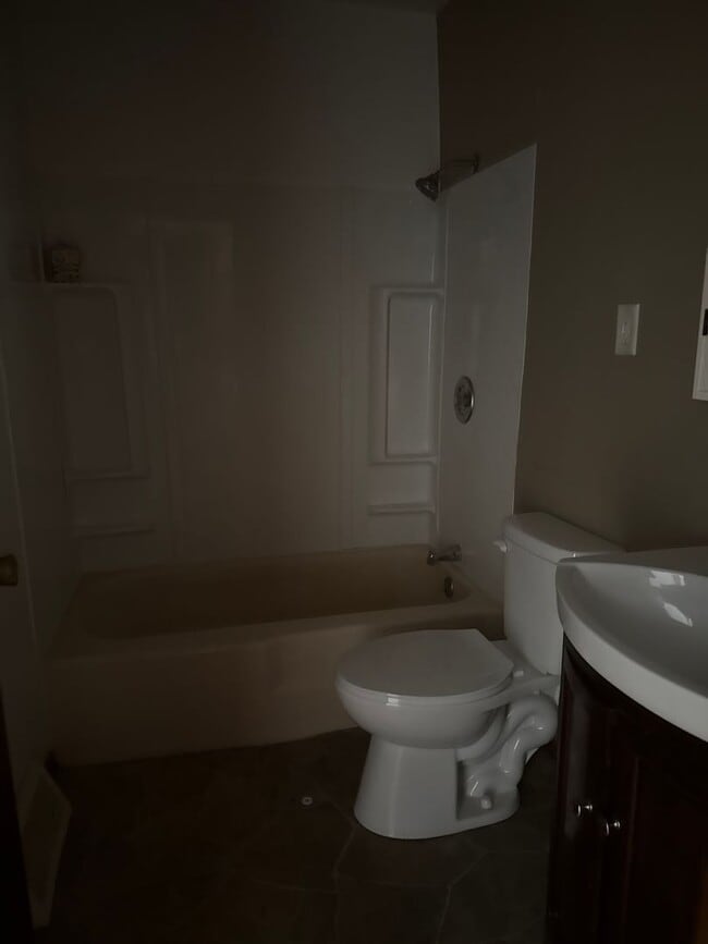 Building Photo - 907 N Daniels Ave