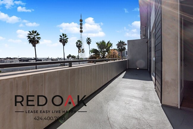 Building Photo - 5837 W Sunset Blvd