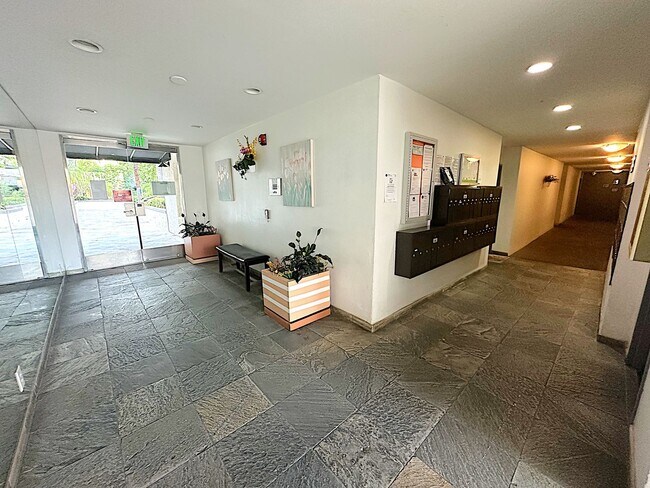 Foto del edificio - Beautiful 2-Bed, 2-Bath Winnetka Condo – S...