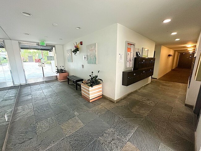 Building Photo - Beautiful 2-Bed, 2-Bath Winnetka Condo – Spacious, Updated & Move-In Ready
