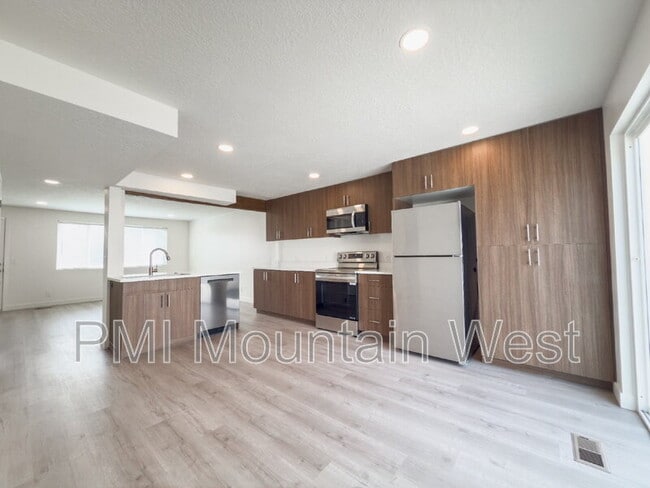 Photo - 945 S Main St Apartment