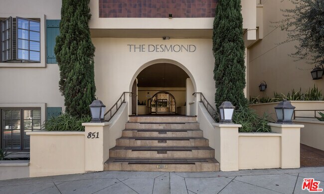 Foto del edificio - 851 N San Vicente Blvd