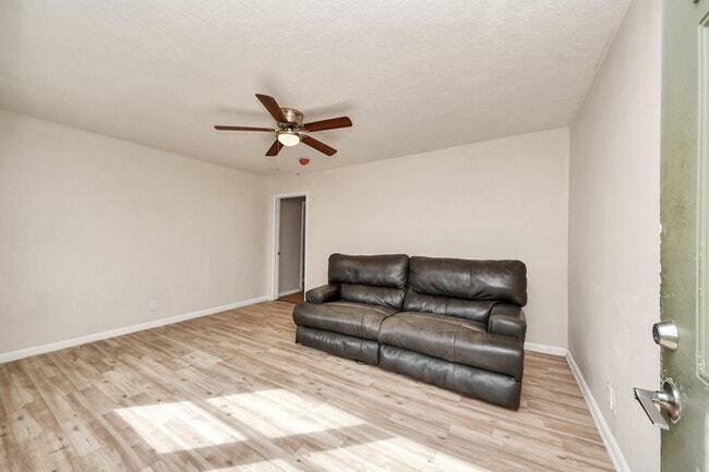 Building Photo - 10506 Sierra Dr