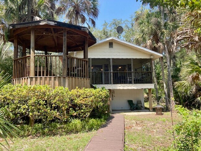 Building Photo - Captains' Lodge Old Homosassa
