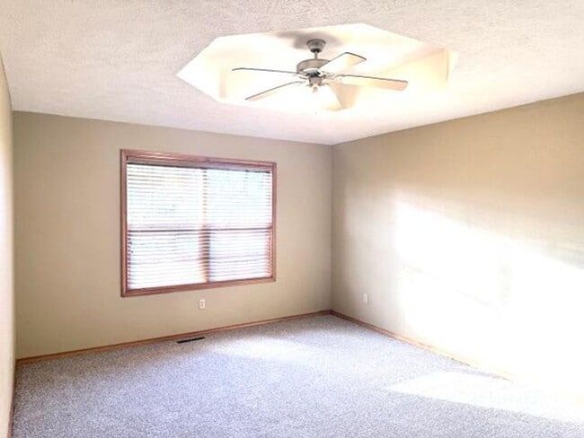 Building Photo - COMING SOON! Ozark 3 Bed / 2 Bath