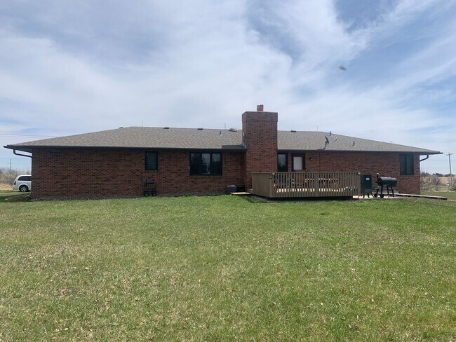 Foto del edificio - Ranch style home on acreage in SE Lincoln