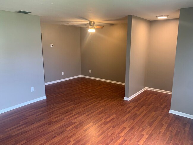 Foto del edificio - Cute 3 Bedroom 1.5 Bath duplex in Southwes...