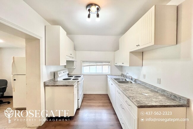 Building Photo - Cozy 2+Den Apartment | Great Layout & Loca...