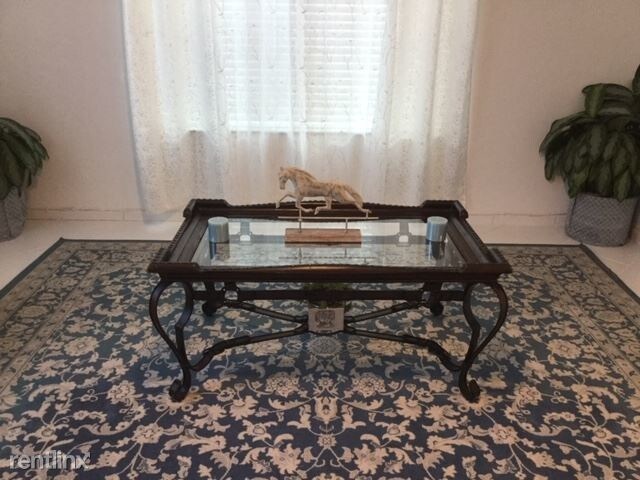 Foto del edificio - 7327 Dickens Ave