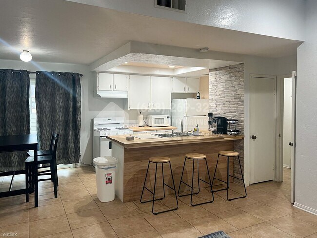 Building Photo - 2 br, 2 bath House - 1 Lakeview Circle -