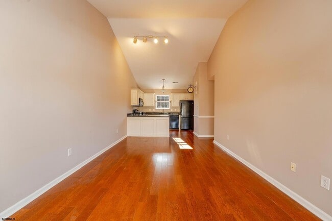 Building Photo - 558 London Ct