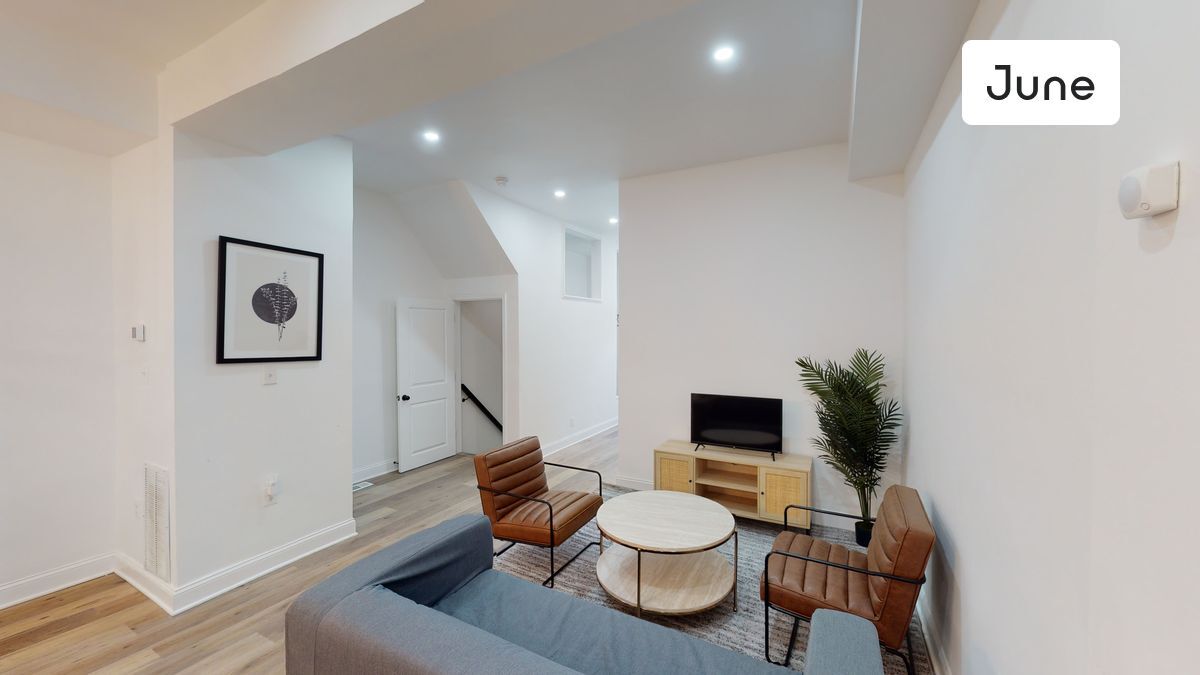 Foto principal - 529 42nd Street Northeast