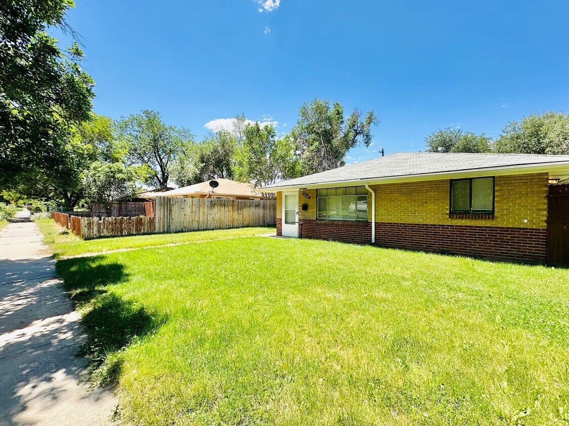 Primary Photo - 3 bed 1 bath duplex near RiNo and City Par...