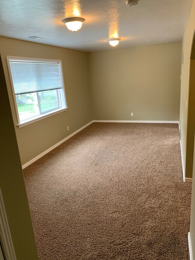 Building Photo - Super cute 2 bed, 1 bath apartment found i...