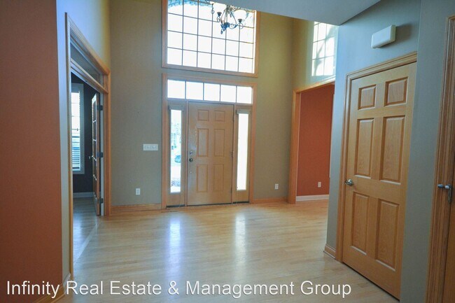 Building Photo - 5 br, 3.5 bath House - 2883 Oakview Dr NE
