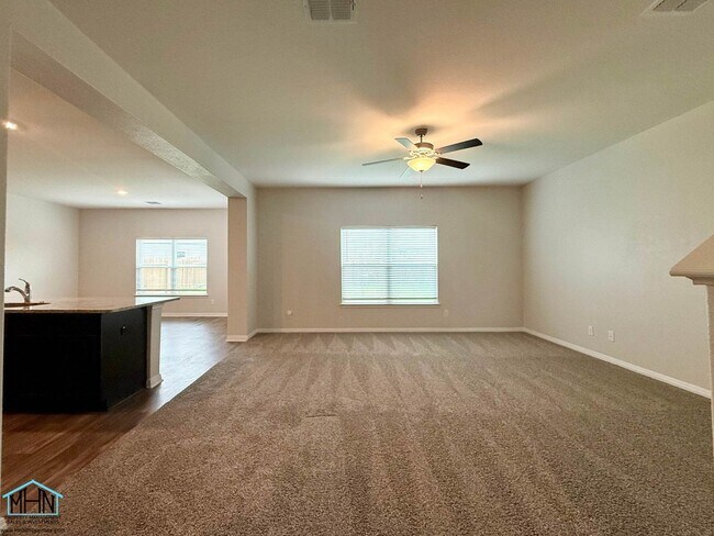 Foto del edificio - Spacious 2-Storey 4-Bedroom 2.5-Bath Home in Savannah Place, Conveniently Located Near 1604 & Hig...