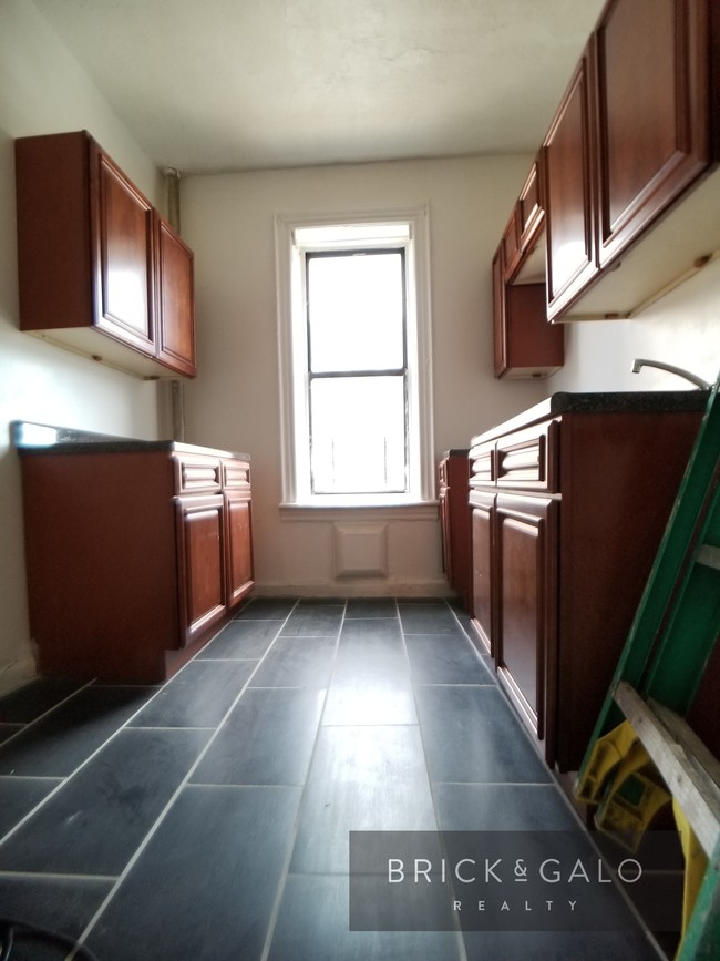 Building Photo - 73 E 96th St