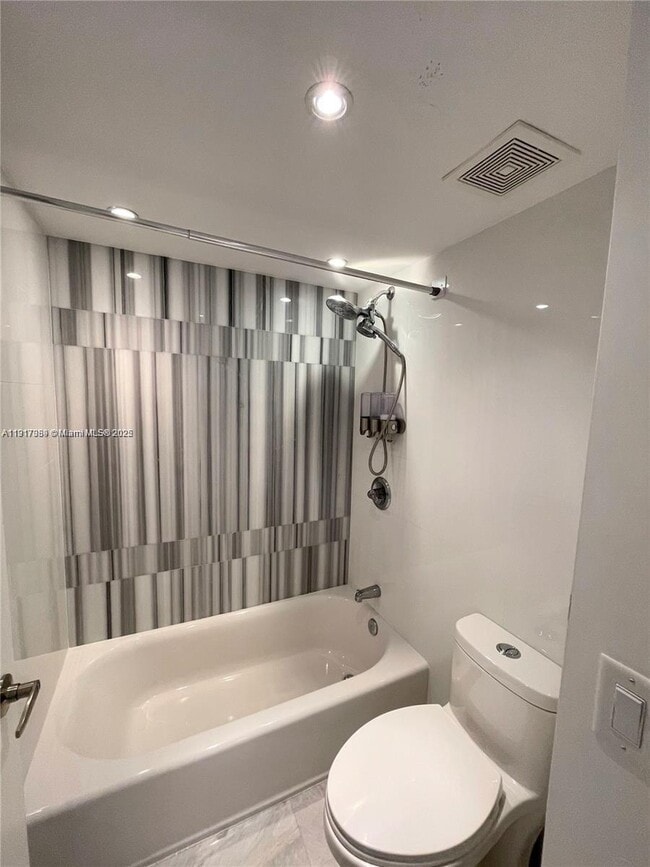 Foto del edificio - 2350 NE 135th St