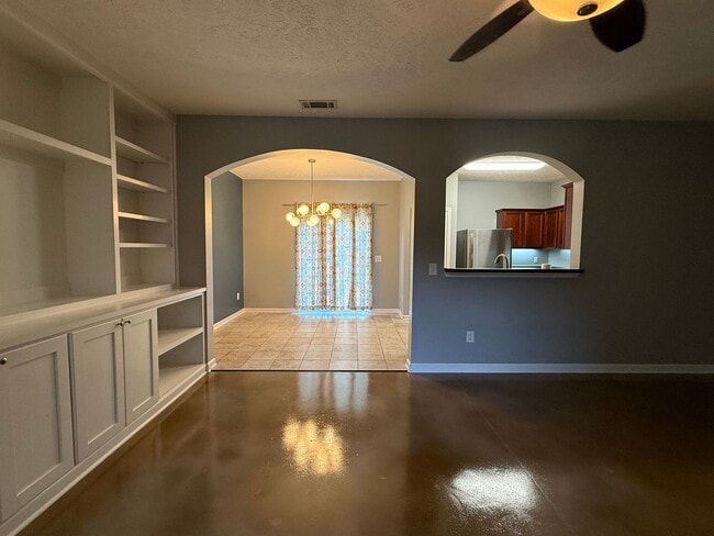 Building Photo - 3BR/2.5BA Townhome in Prime Location