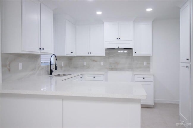 Building Photo - 2537 Lindberg Ave