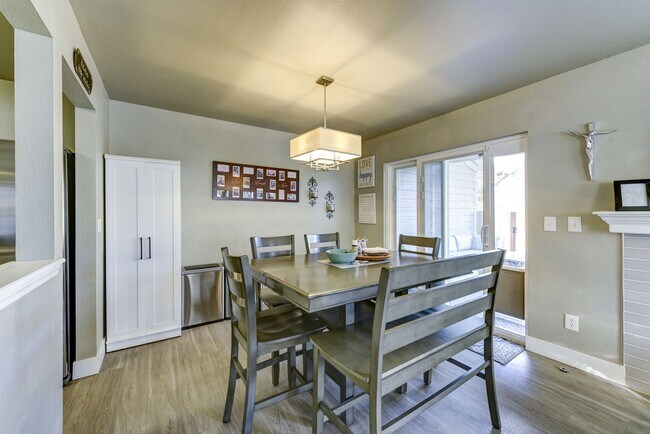 Building Photo - Amazing 3 Bedroom 3 Bath Home (1800sqft+) ...