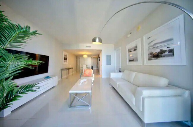 Building Photo - 485 Brickell Ave