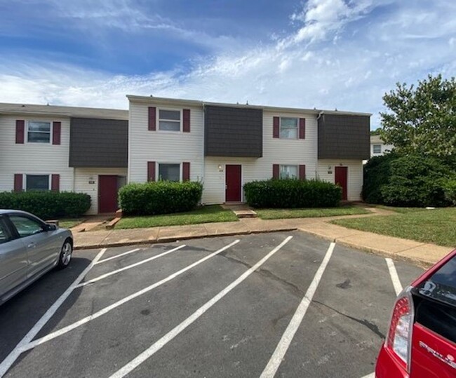 Foto del edificio - 3 bed, 2 1/2 townhome - Sharon Lakes off S...