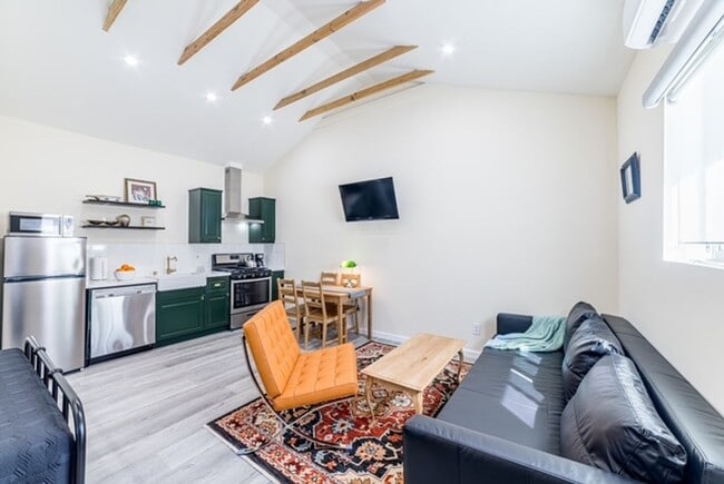 Building Photo - Newly Renovated Guest House Studio in Granada Hills!