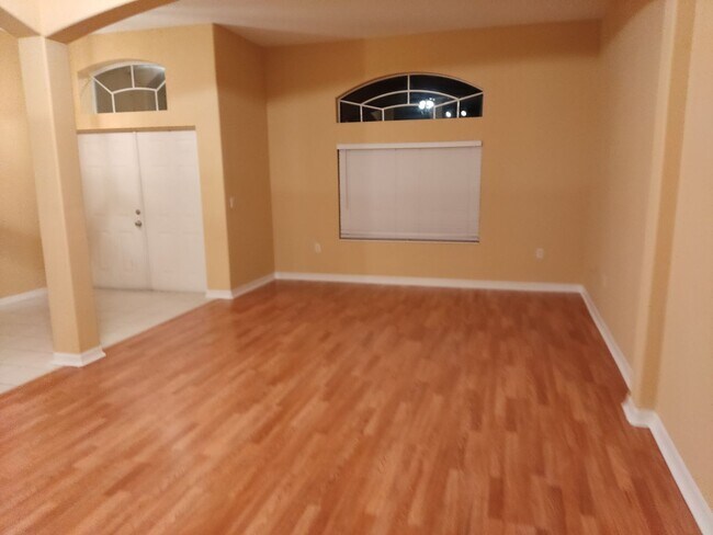 Foto del edificio - 3/2/2 House with screened in porch, on a c...