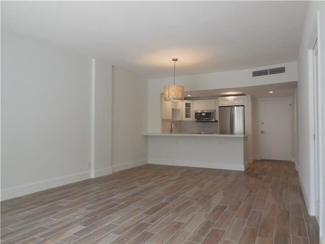 Foto del edificio - 100 Edgewater Dr