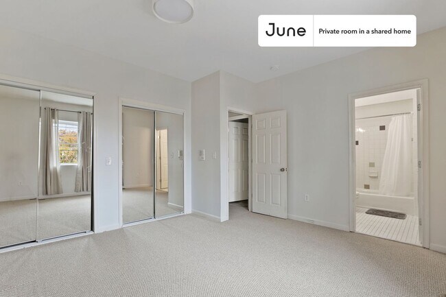 Foto del edificio - Private bedroom in 8 bed/5 bath Home