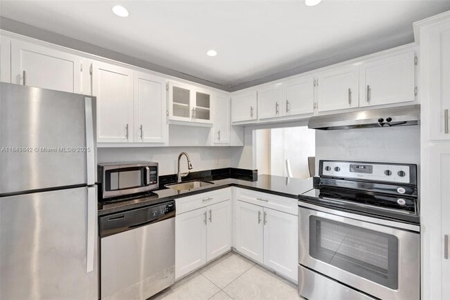 Building Photo - 3181 S Ocean Dr