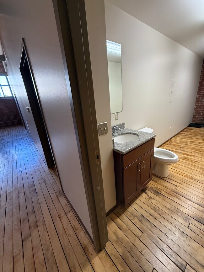 Medio baño / Almacenamiento / Área de lavadora y secadora - 26 N 3rd St