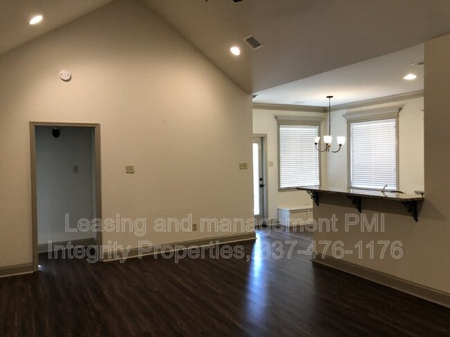 Building Photo - 213 Milton Estates