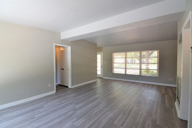 Building Photo - UPDATED 3br 2ba near Orlando's HOURGLASS D...