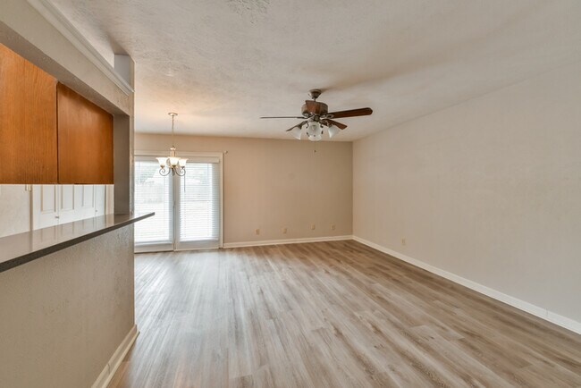 Foto del edificio - 7024 Greenview Cir S