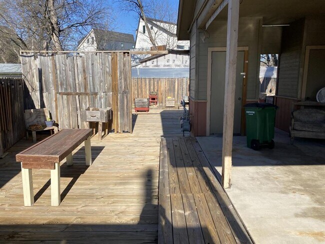 Foto del edificio - 5006 Sara Dr