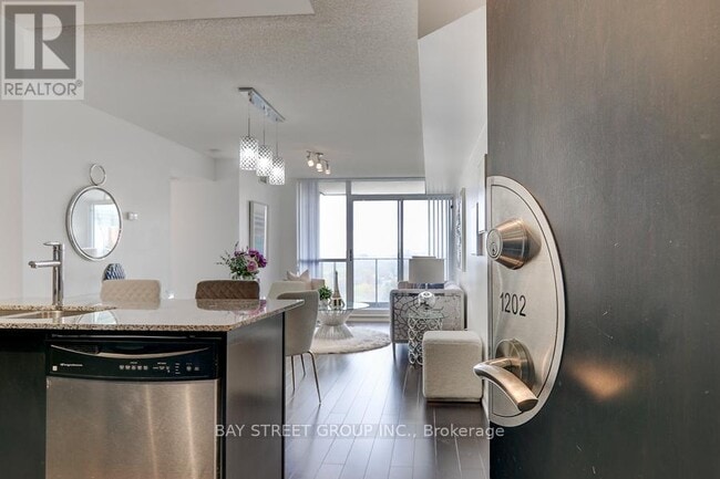 Photo du bâtiment - 5793-5793 Yonge St