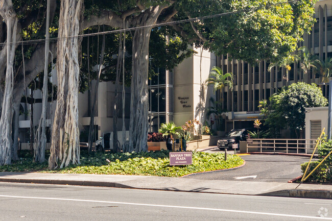 Building Photo - Banyan Tree Plaza