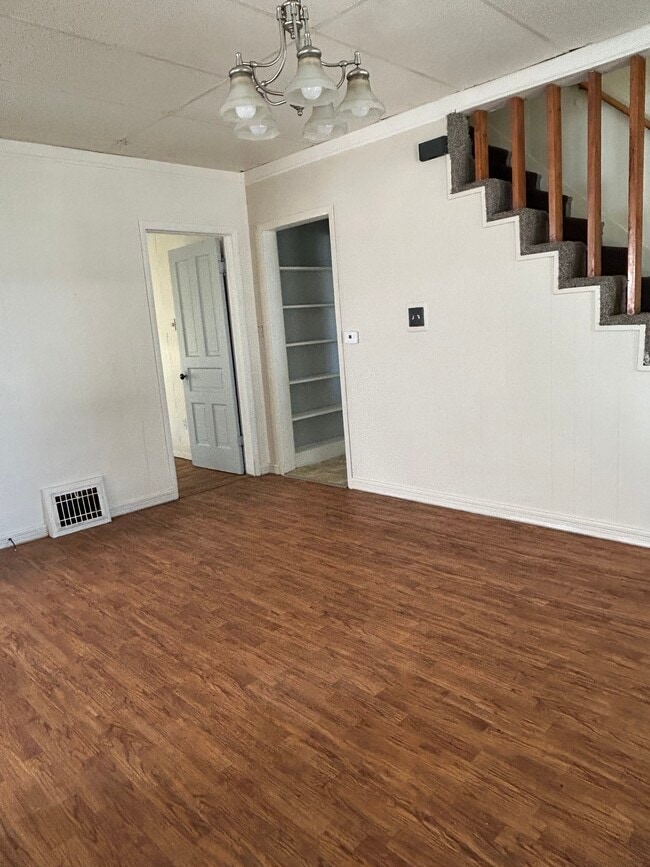 family room - 500 W Walnut St