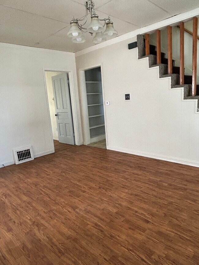 sala familiar - 500 W Walnut St