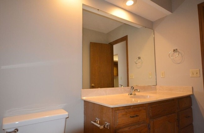 Building Photo - 533 W Edgewood St